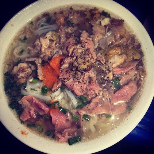 Gánh phở ‘kỳ lạ’ chỉ bán lúc nửa đêm nhưng khách vẫn mê mệt - Ảnh 4.