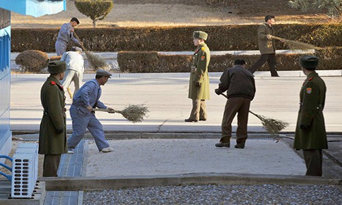 Những khoảnh khắc đời thường đến kh&oacute; tin tại B&agrave;n M&ocirc;n Điếm - Ảnh 4.