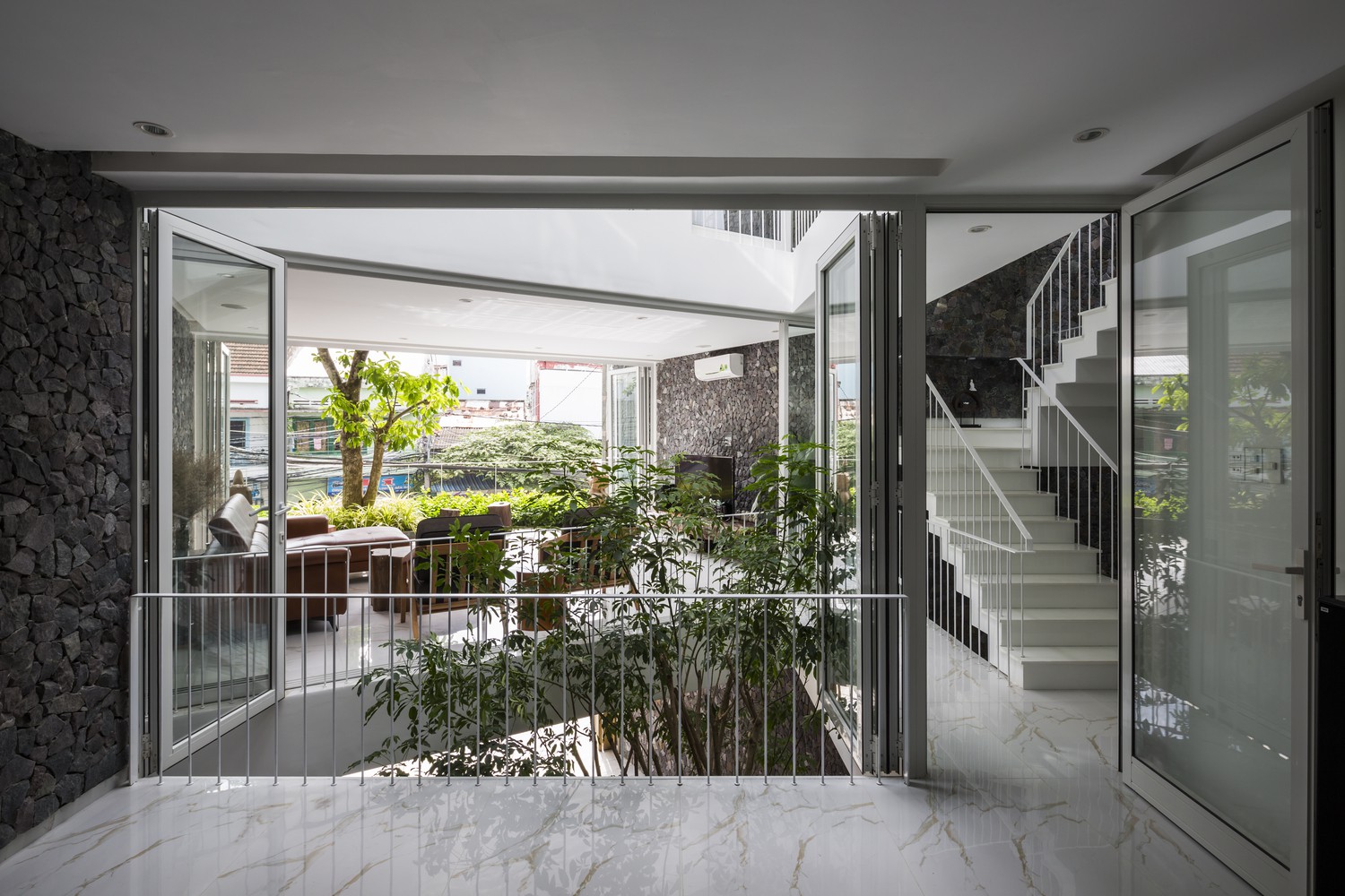 Ng&ocirc;i nh&agrave; đẹp ở Nha Trang l&ecirc;n trang nhất b&aacute;o T&acirc;y - Ảnh 4.