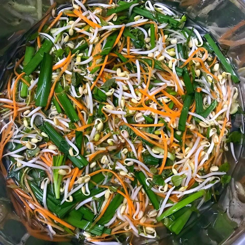 Bật mí cách làm dưa muối đang “gây bão” mạng xã hội - Ảnh 5.