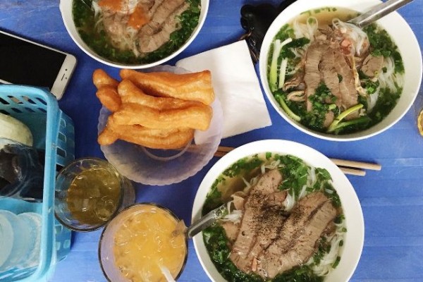 Gánh phở ‘kỳ lạ’ chỉ bán lúc nửa đêm nhưng khách vẫn mê mệt - Ảnh 5.