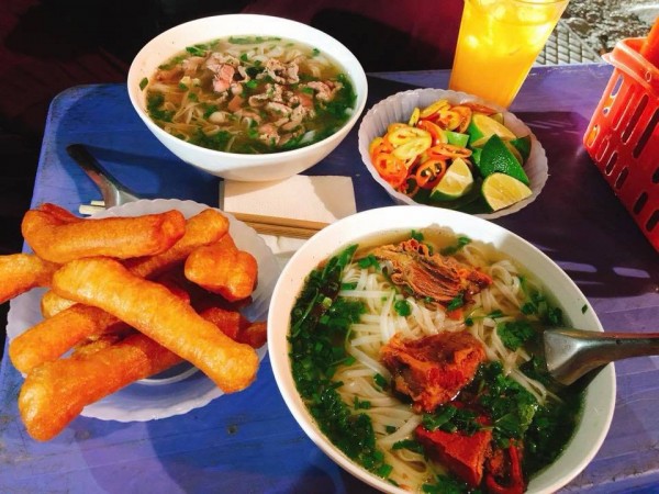 Gánh phở ‘kỳ lạ’ chỉ bán lúc nửa đêm nhưng khách vẫn mê mệt - Ảnh 6.