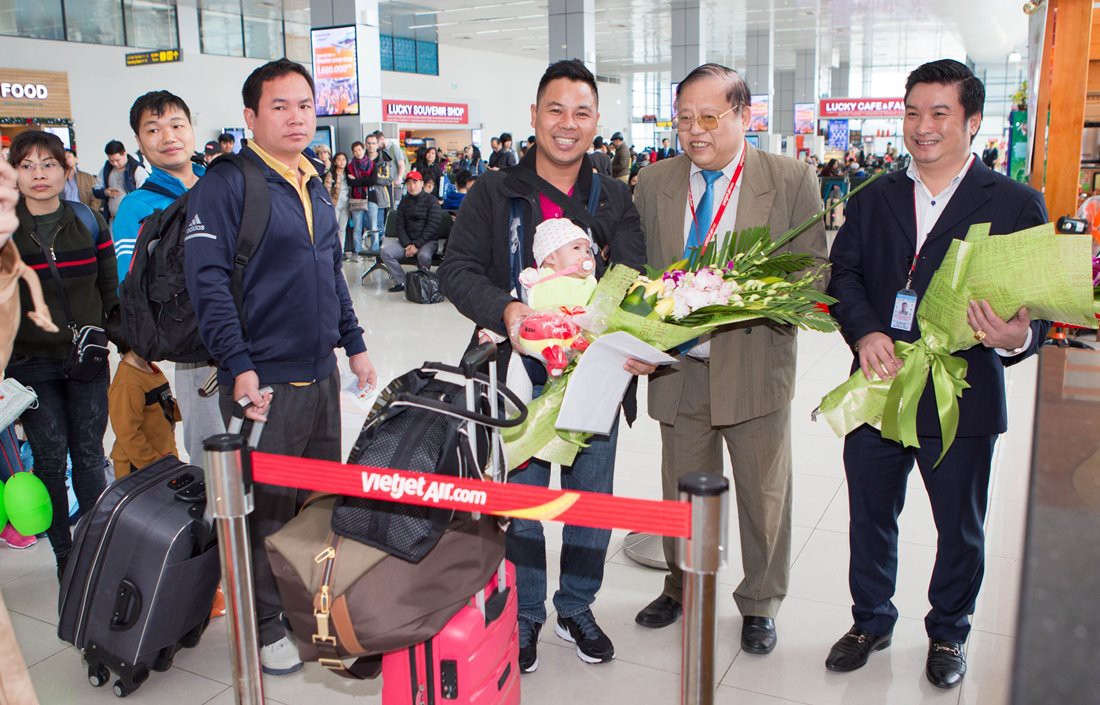 Vietjet tưng bừng ch&agrave;o đ&oacute;n những h&agrave;nh kh&aacute;ch đầu ti&ecirc;n năm 2018 - Ảnh 7.