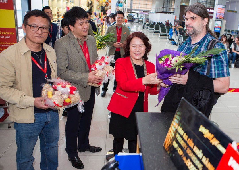 Vietjet tưng bừng ch&agrave;o đ&oacute;n những h&agrave;nh kh&aacute;ch đầu ti&ecirc;n năm 2018 - Ảnh 8.