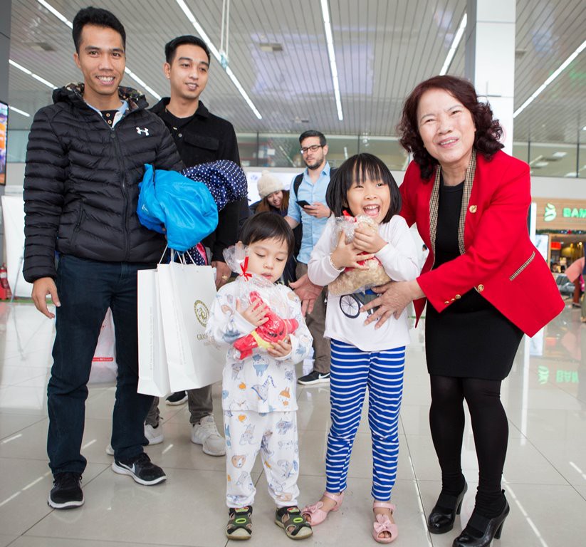 Vietjet tưng bừng ch&agrave;o đ&oacute;n những h&agrave;nh kh&aacute;ch đầu ti&ecirc;n năm 2018 - Ảnh 10.
