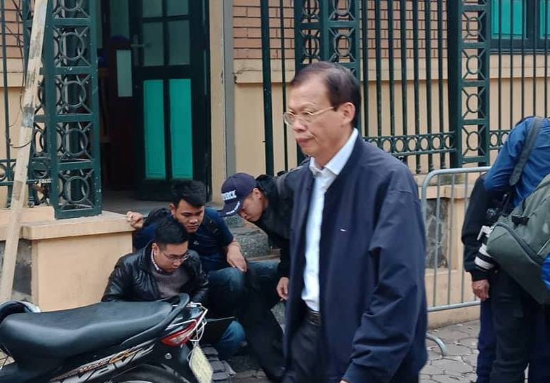 Tòa xử ông Đinh La Thăng: Ông Phùng Đình Thực đi bộ rời tòa sau tuyên án