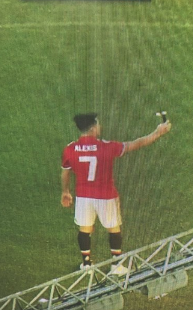 Sanchez mặc &aacute;o số 7, tự sướng ở Old Trafford - Ảnh 1.