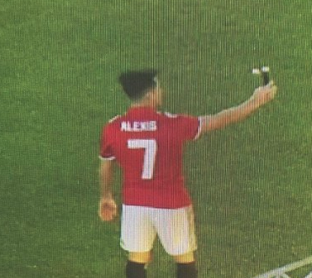 Sanchez mặc áo số 7, tự sướng ở Old Trafford
