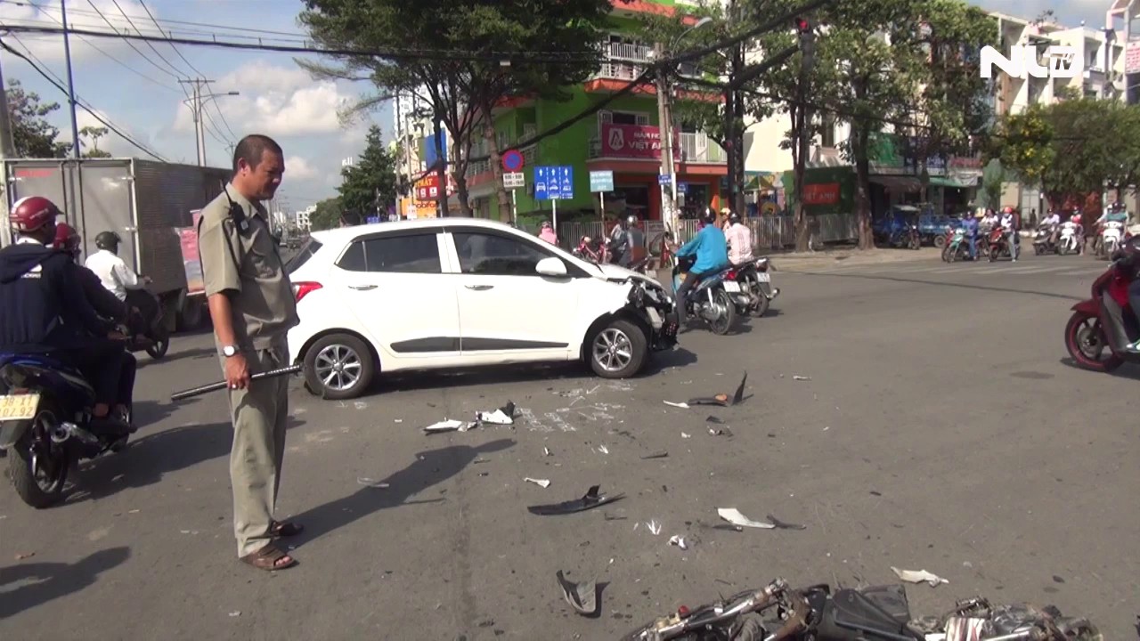 Vượt đèn đỏ, xe máy đâm kinh hoàng vào đầu ô tô