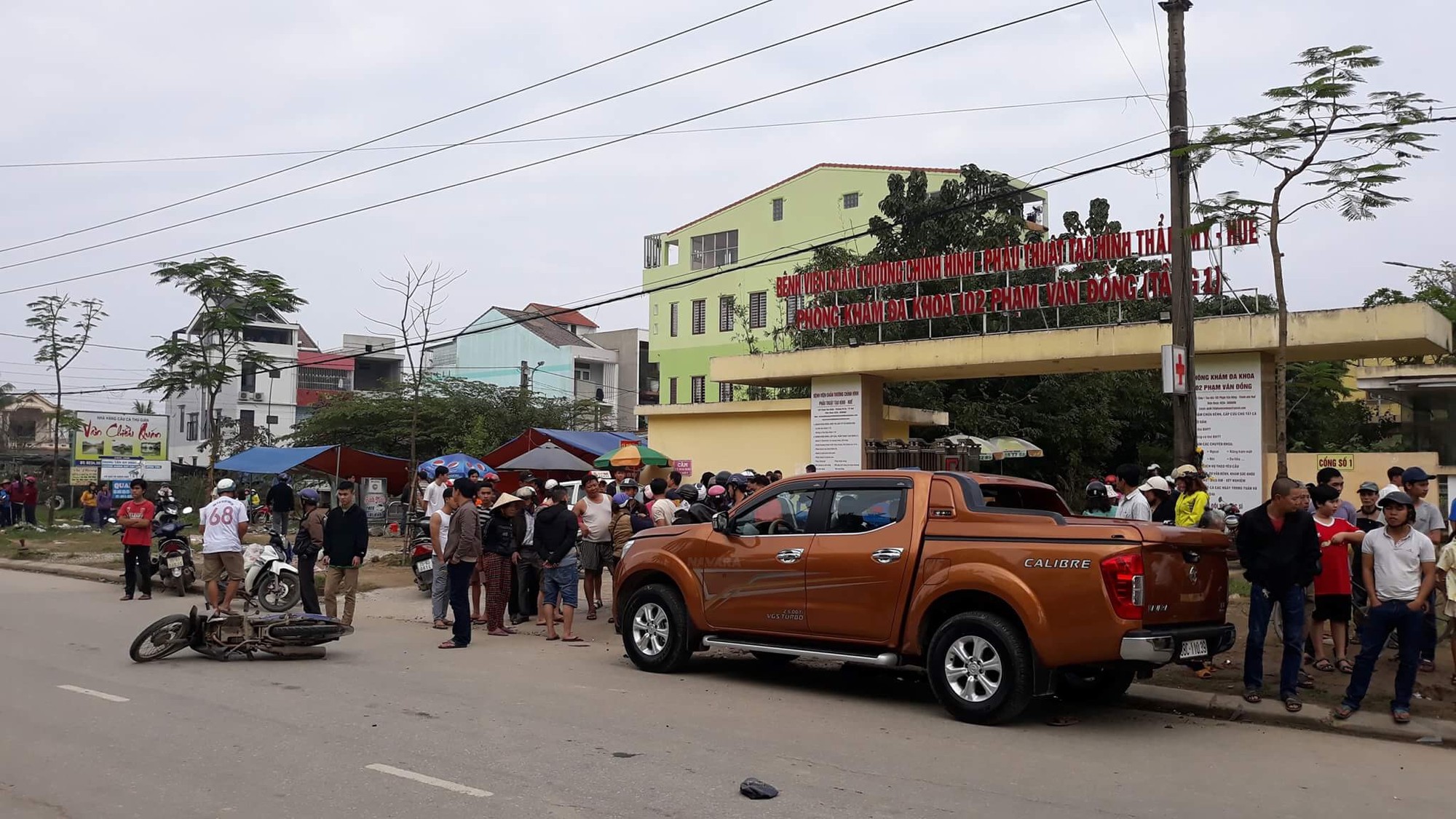 Đang xử lý tai nạn, một CSGT cùng nhiều người bị xe tông trọng thương