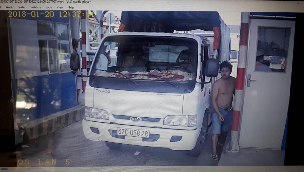 Bị quay phim, tài xế giật điện thoại của nhân viên trạm BOT T2
