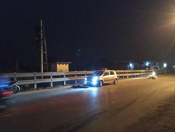 Bị tai nạn dừng lại bên đường, đôi nam nữ bị taxi tông thương vong