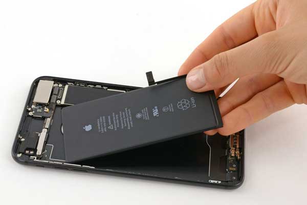 Người dùng iPhone đời cũ tại VN được đổi pin nếu máy chậm