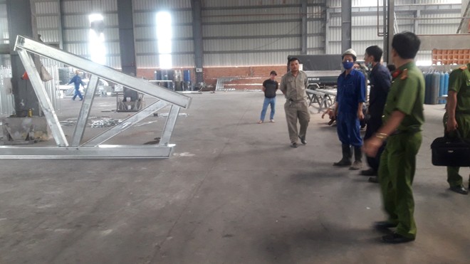 Khung sắt nửa tấn đổ, đ&egrave; chết nam c&ocirc;ng nh&acirc;n - Ảnh 1.