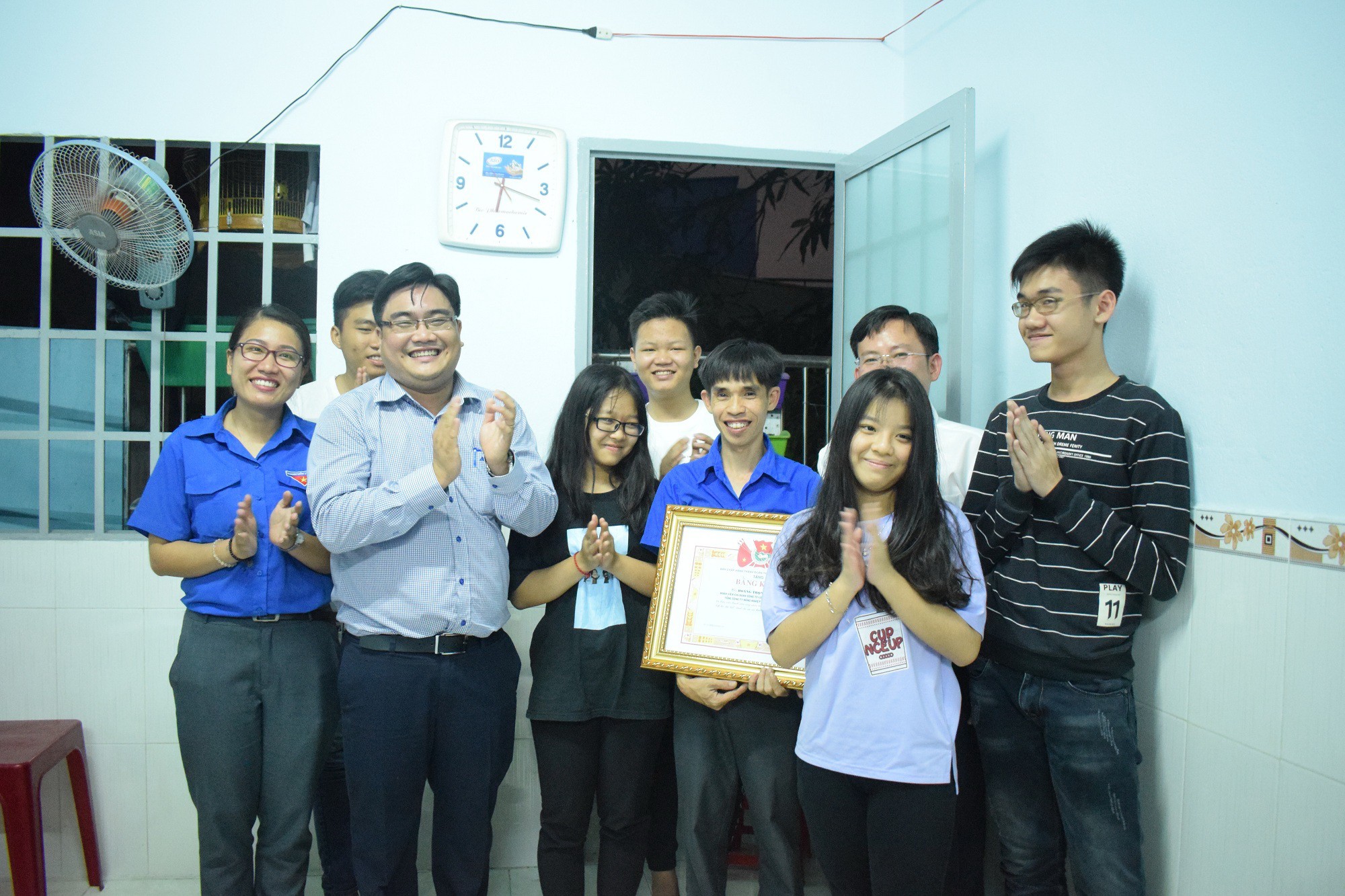 Thành đoàn TP HCM khen thưởng “thầy giáo” lớp học đặc biệt
