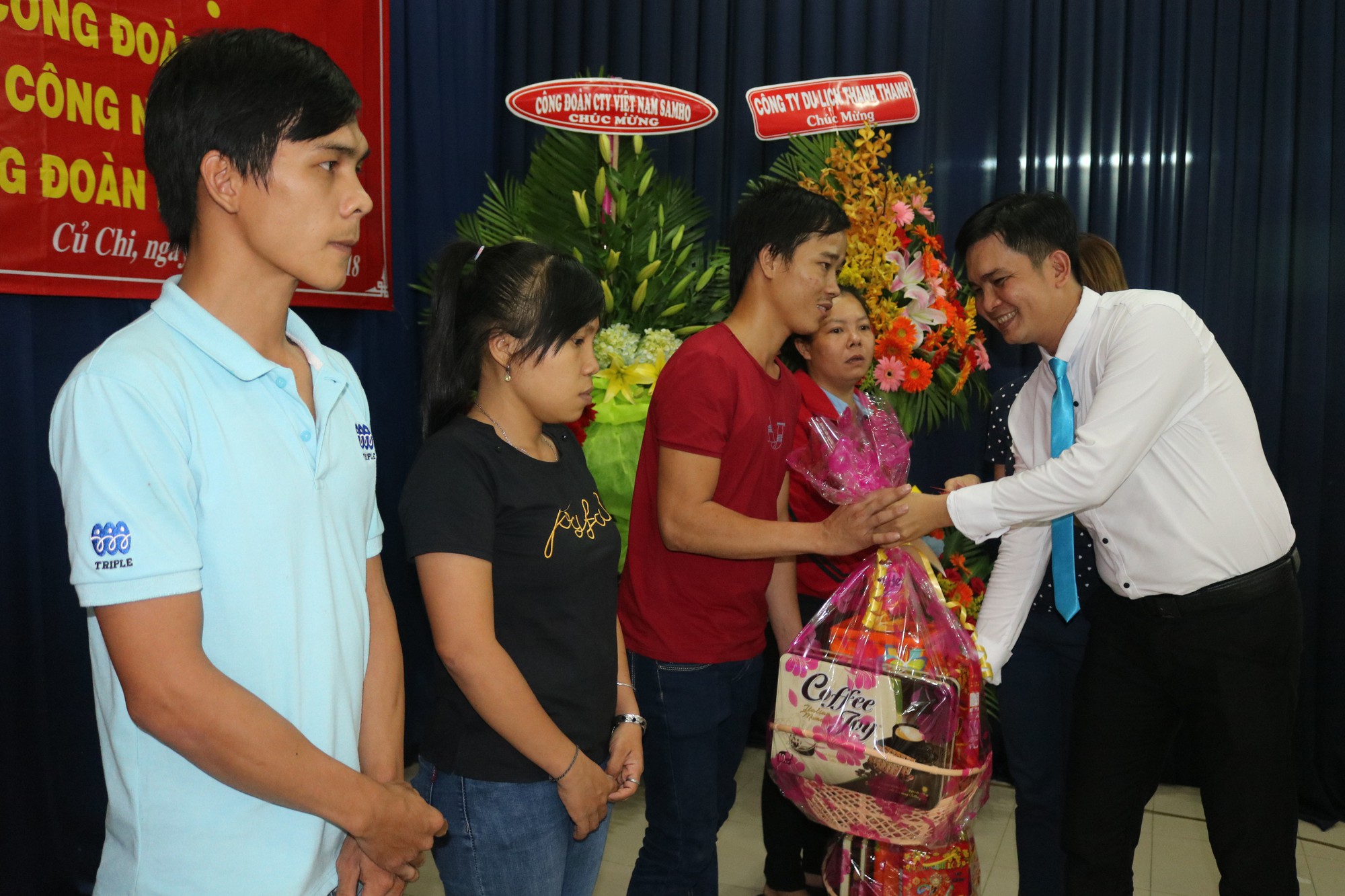 Tặng qu&agrave; Tết cho c&ocirc;ng nh&acirc;n kh&oacute; khăn - Ảnh 1.