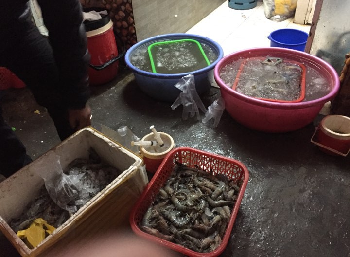 Bắt quả tang cơ sở đang bơm chất lạ v&agrave;o t&ocirc;m - Ảnh 2.