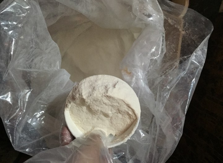 Bắt quả tang cơ sở đang bơm chất lạ v&agrave;o t&ocirc;m - Ảnh 4.