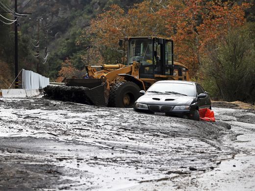 
Xe x&uacute;c đất giải cứu xe hơi ở Đại lộ Topanga Canyon, miền T&acirc;y TP Los Angeles. Ảnh: AP
