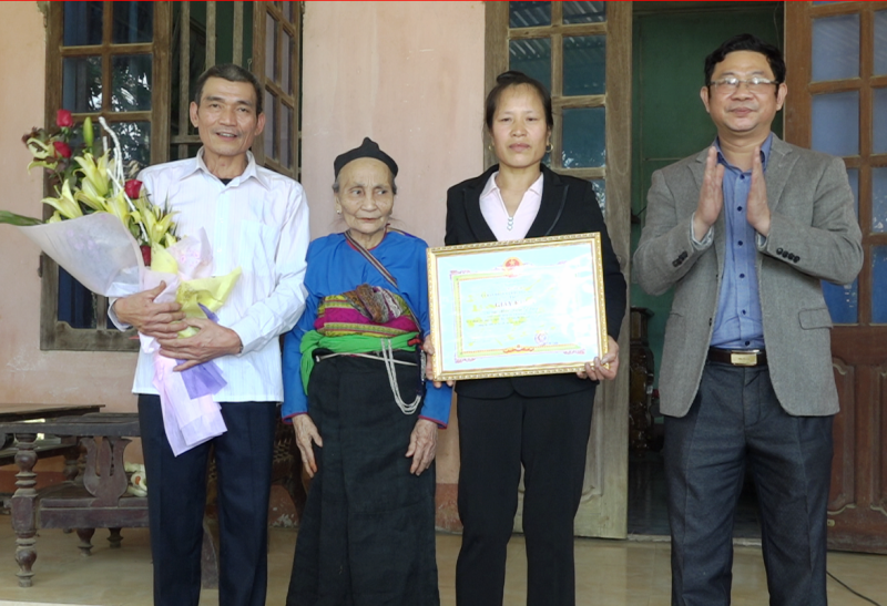 Cha mẹ thủ môn Bùi Tiến Dũng xúc động thay con nhận thưởng nóng - Ảnh 1.