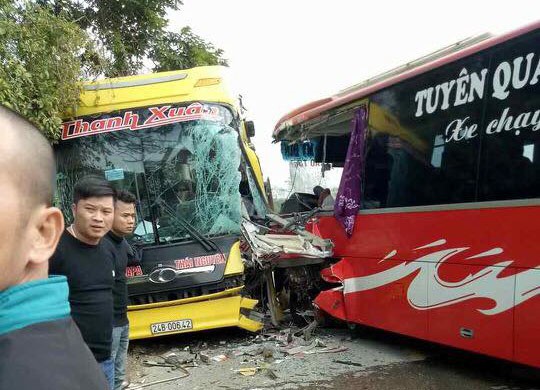 2 xe khách đấu đầu, hành khách hoảng sợ phá kính chui ra ngoài