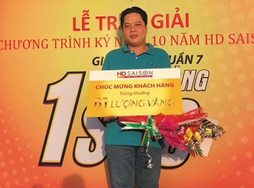 HD SAISON trao giải cho khách hàng may mắn
