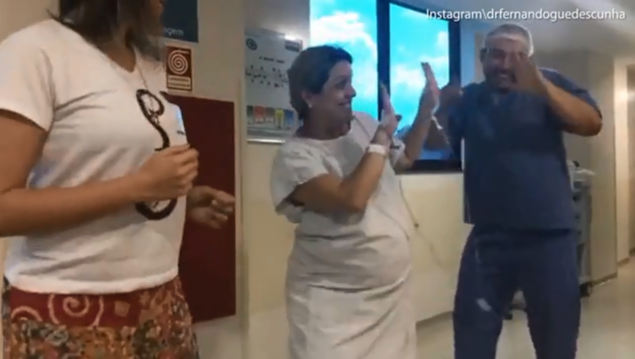B&aacute;c sĩ nhảy samba với sản phụ trong ph&ograve;ng sinh - Ảnh 3.