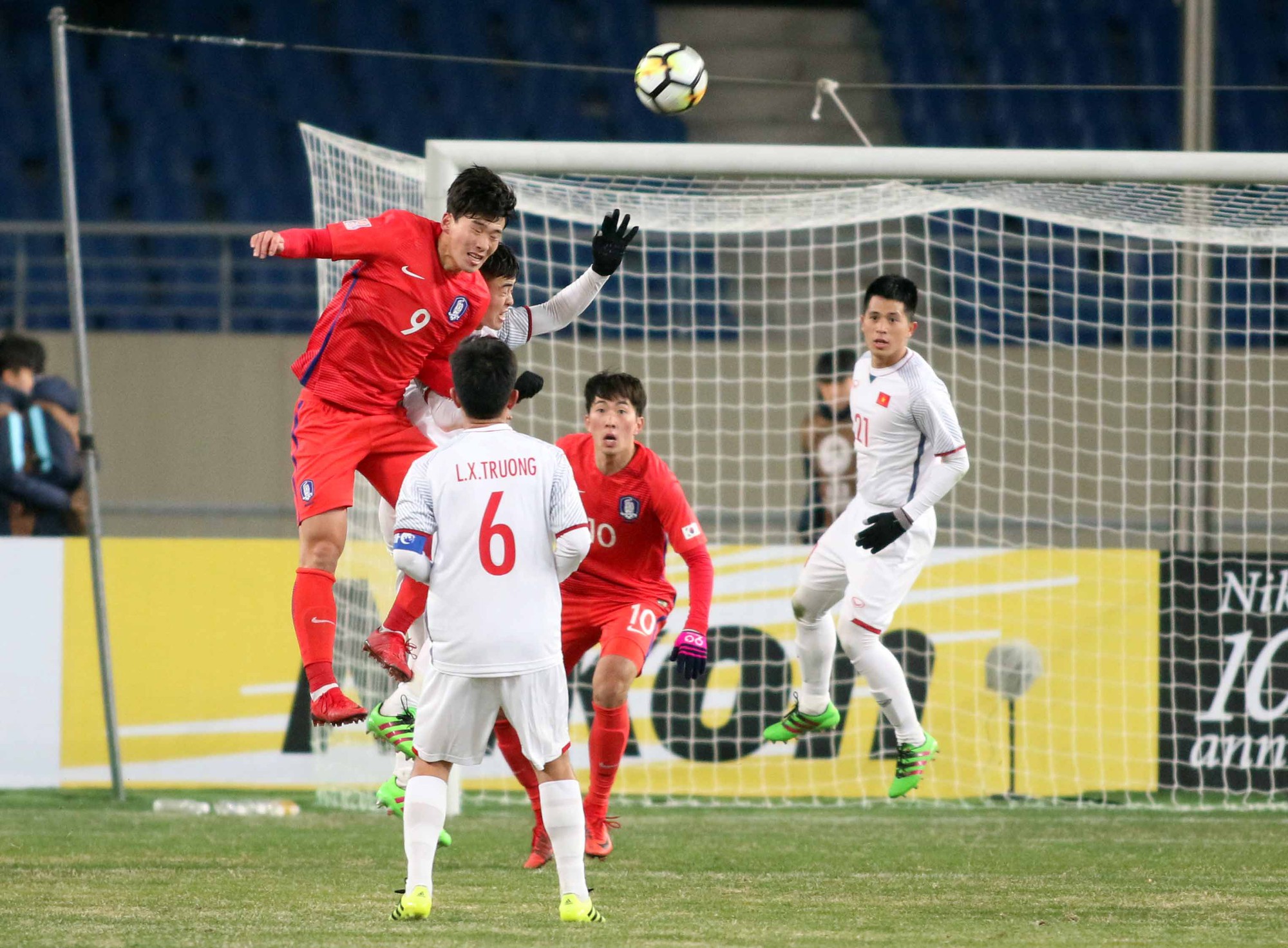 U23 Việt Nam ng&aacute;n gặp &Uacute;c v&igrave; thua thiệt thể h&igrave;nh - Ảnh 2.