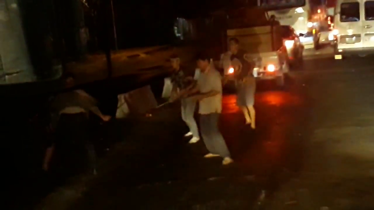 Clip: Nhóm tài xế đánh nhau như… trong phim tại phà Vàm Cống