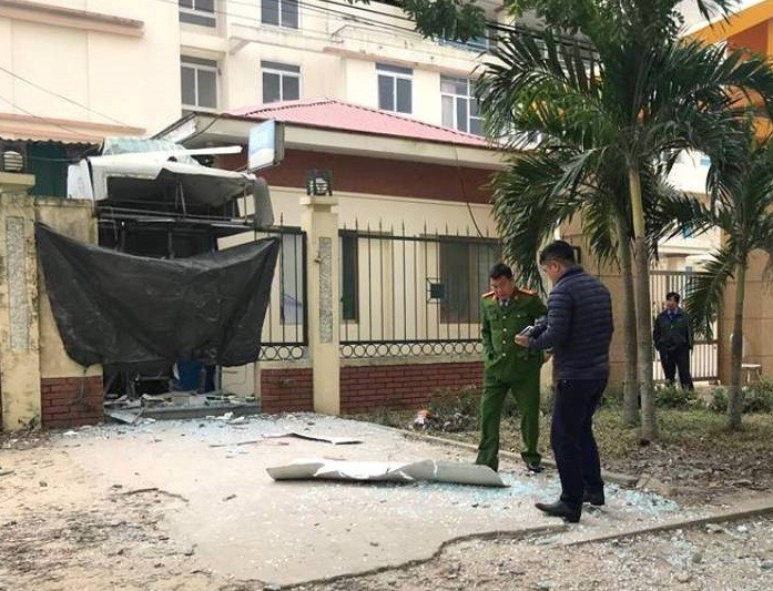 Bắt 2 nghi phạm g&agrave;i m&igrave;n nổ tung c&acirc;y ATM trong đ&ecirc;m để cướp tiền - Ảnh 1.