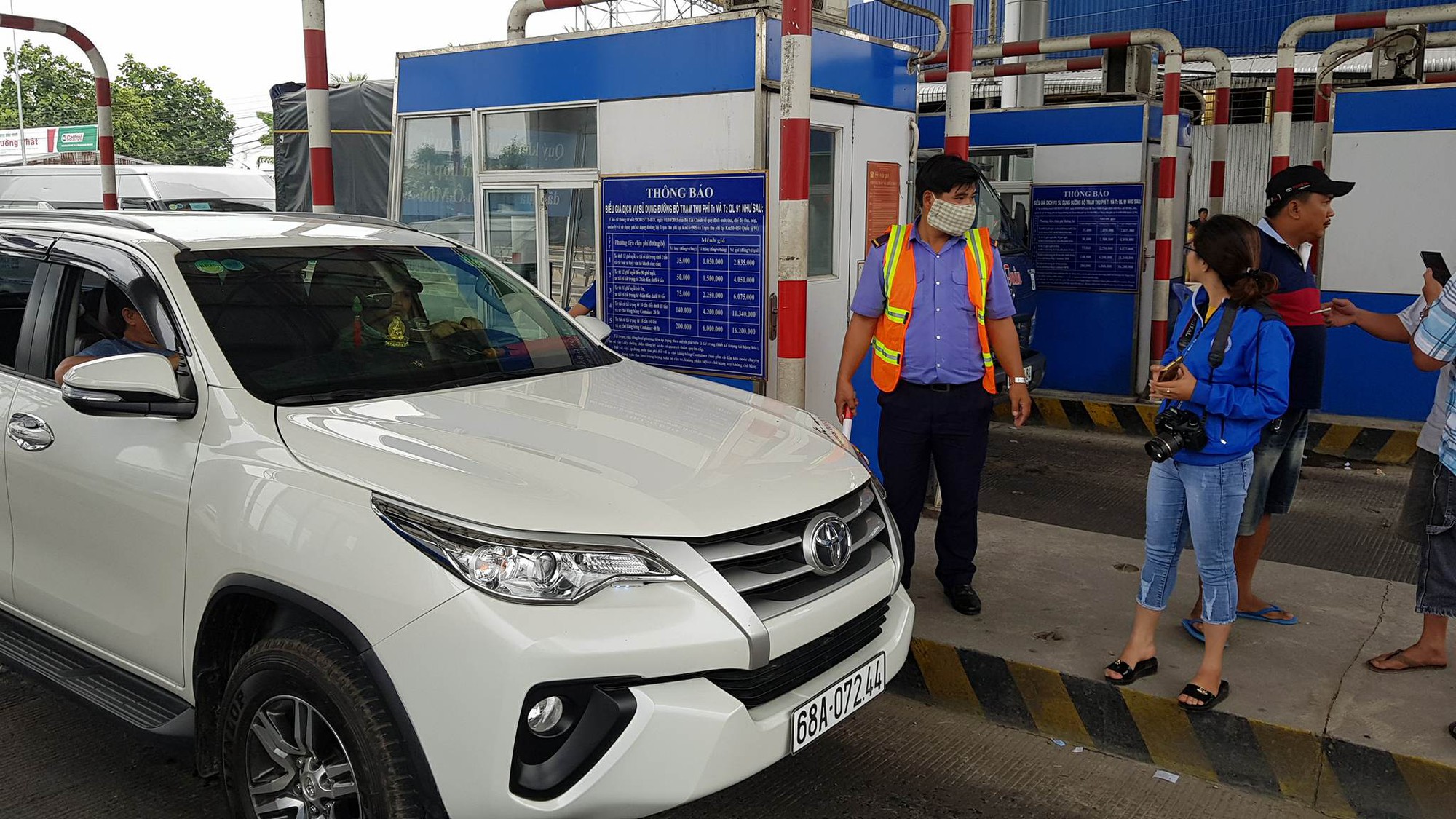 Nữ t&agrave;i xế xe tải lại oanh tạc, BOT T2 tiếp tục xả trạm - Ảnh 2.