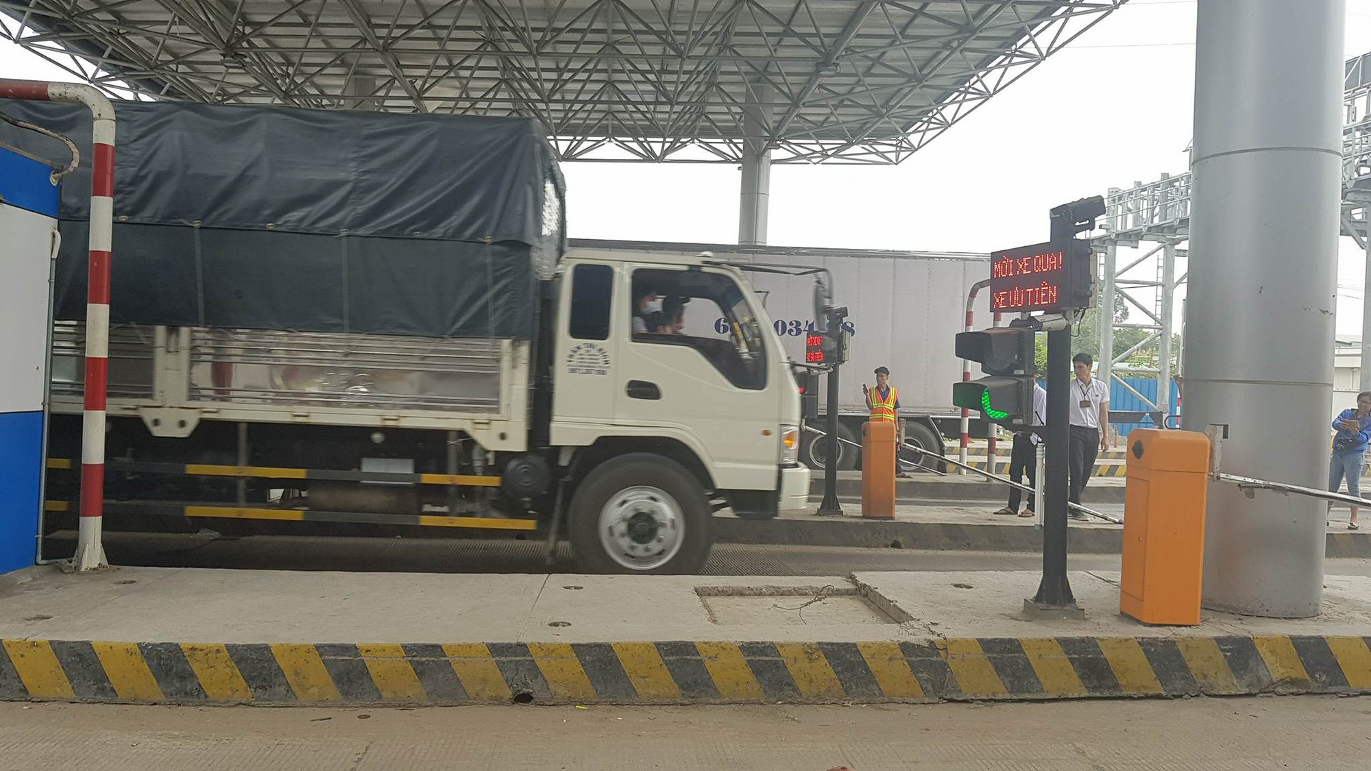 Nữ t&agrave;i xế xe tải lại oanh tạc, BOT T2 tiếp tục xả trạm - Ảnh 3.