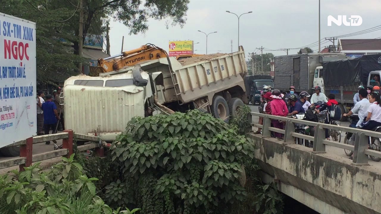 Kịch tính giải cứu tài xế xe ben suýt rơi xuống suối