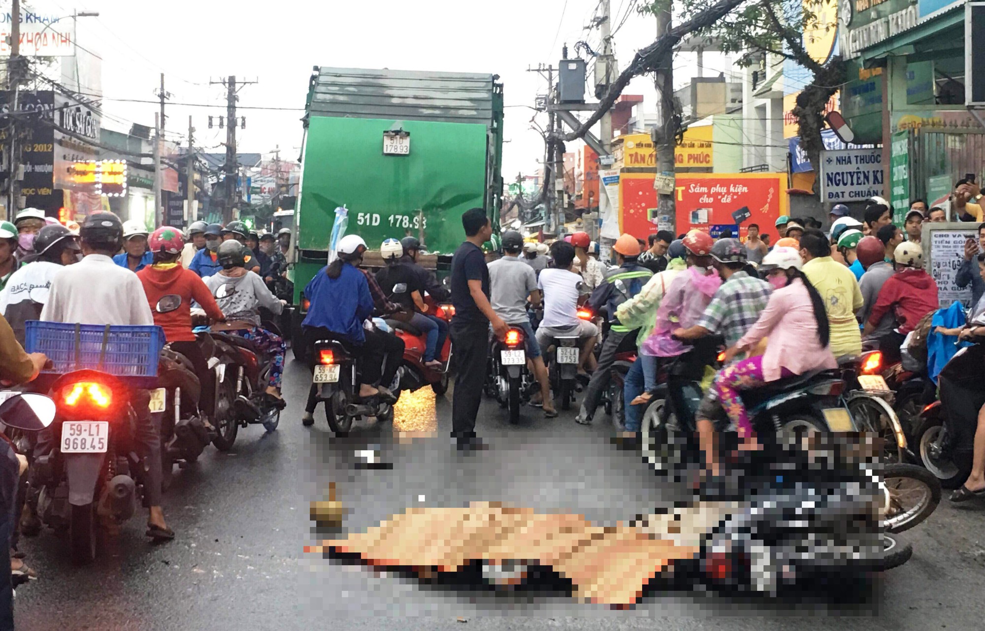 Vừa đổ xăng xong, nam thanh niên bị xe rác tông chết
