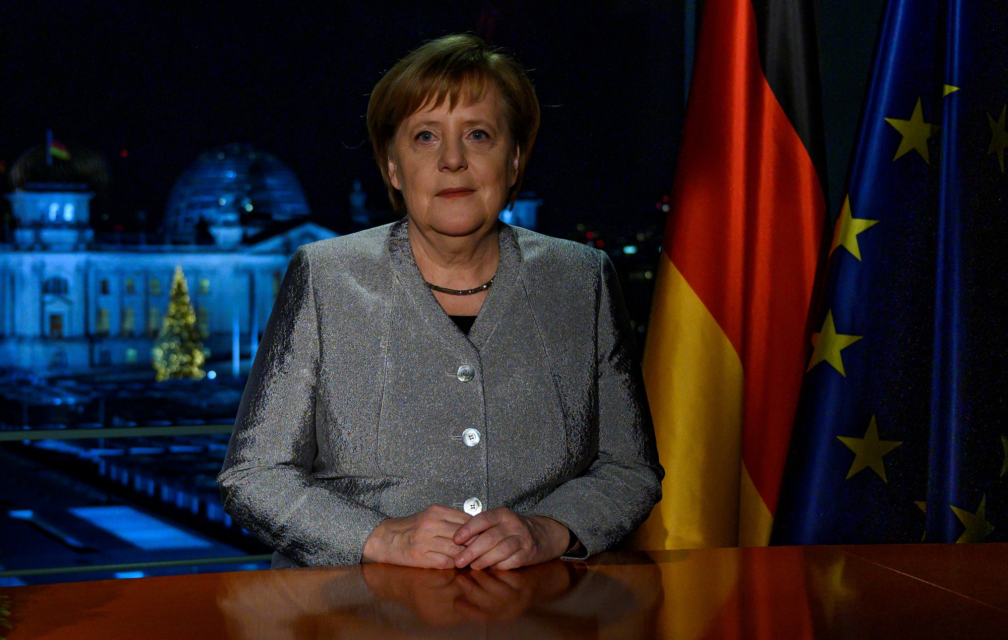 Th&ocirc;ng điệp năm mới: B&agrave; Merkel tr&aacute;ch Tổng thống Trump - Ảnh 1.
