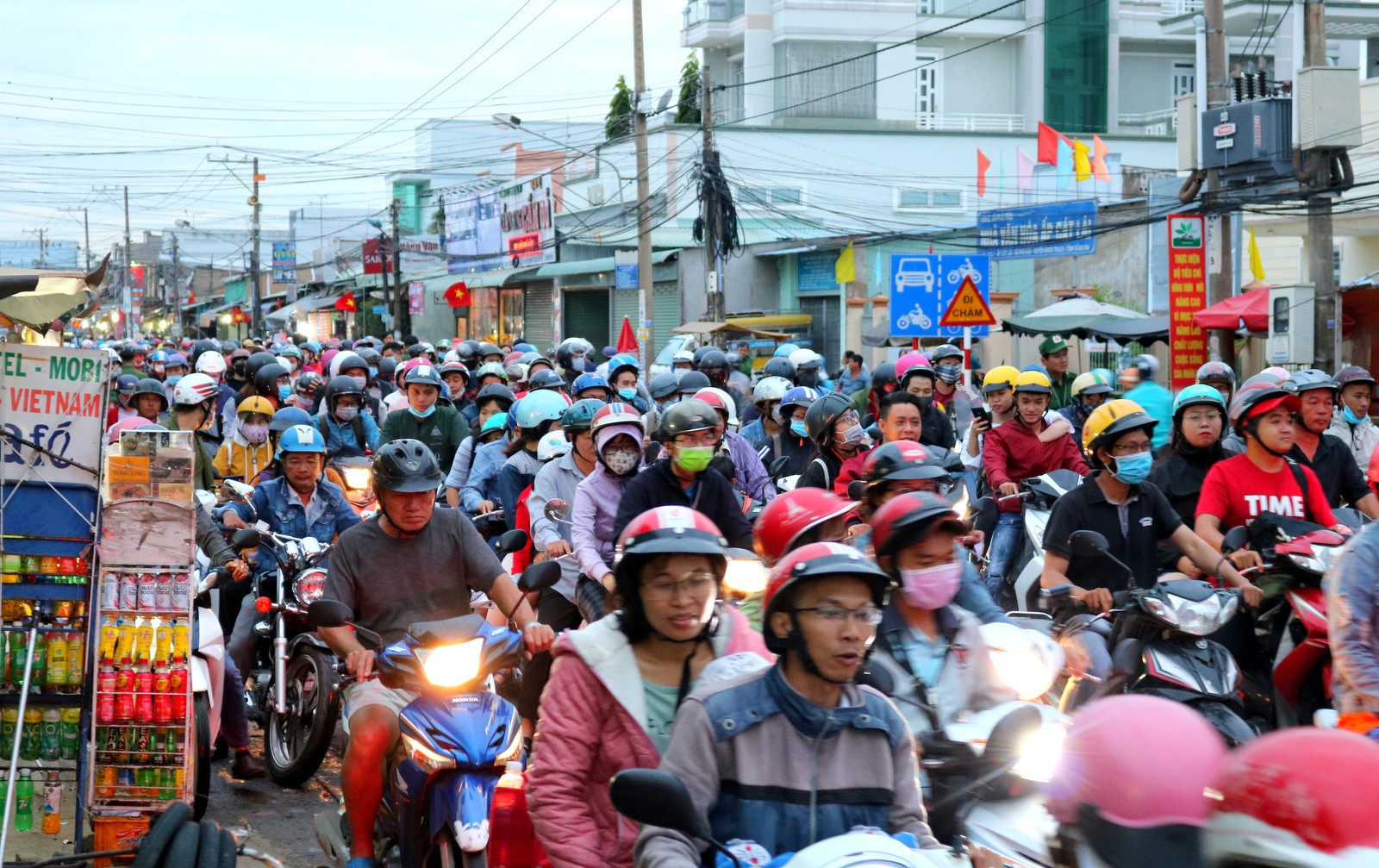 Ngủ gục trên xe máy chờ trở lại TP HCM sau lễ