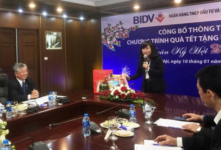 Tặng 40.000 suất qùa Tết đến tay người nghèo