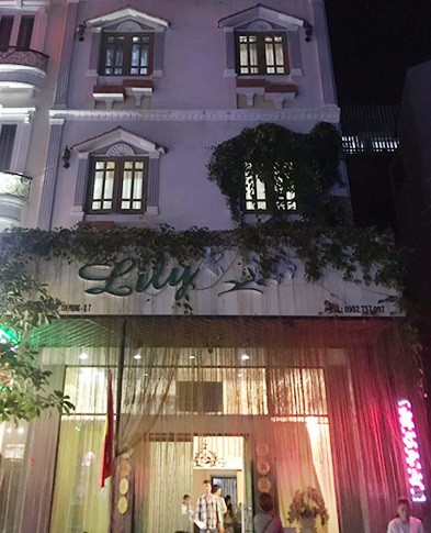 Tiếp viên Spa Lily ở quận 7 "mây mưa" tại chỗ với khách