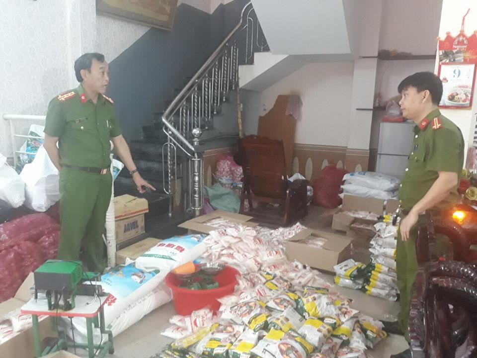 Bắt quả tang cơ sở sản xuất hàng ngàn gói hạt nêm, bột ngọt giả