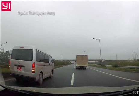 Xe biển đỏ liều lĩnh chạy lùi trên cao tốc Hà Nội-Thái Nguyên