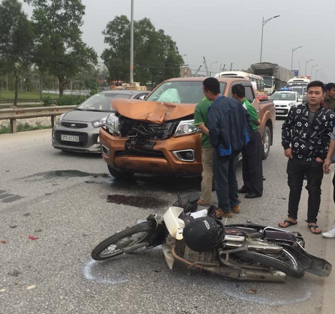 Bị xe bán tải tông, người phụ nữ văng xa cả chục mét tử vong
