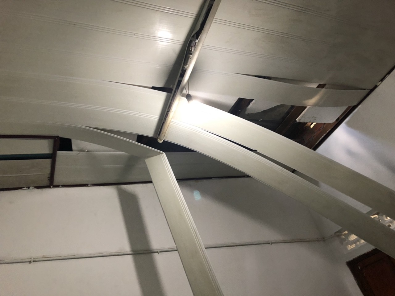 Cưỡng chế bức tường treo tr&ecirc;n đầu d&acirc;n 6-9 th&aacute;ng - Ảnh 2.