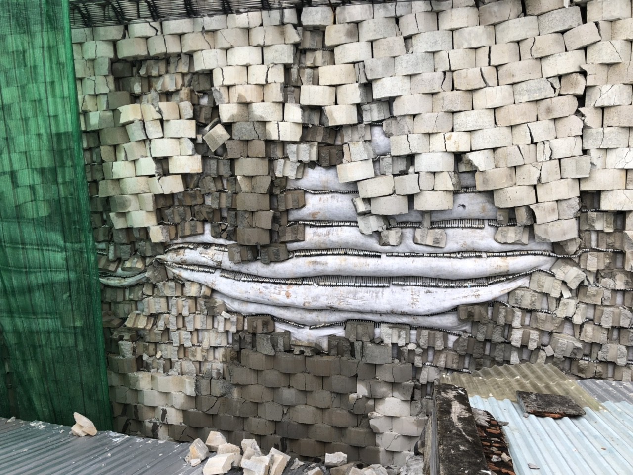 Cưỡng chế bức tường treo tr&ecirc;n đầu d&acirc;n 6-9 th&aacute;ng - Ảnh 1.