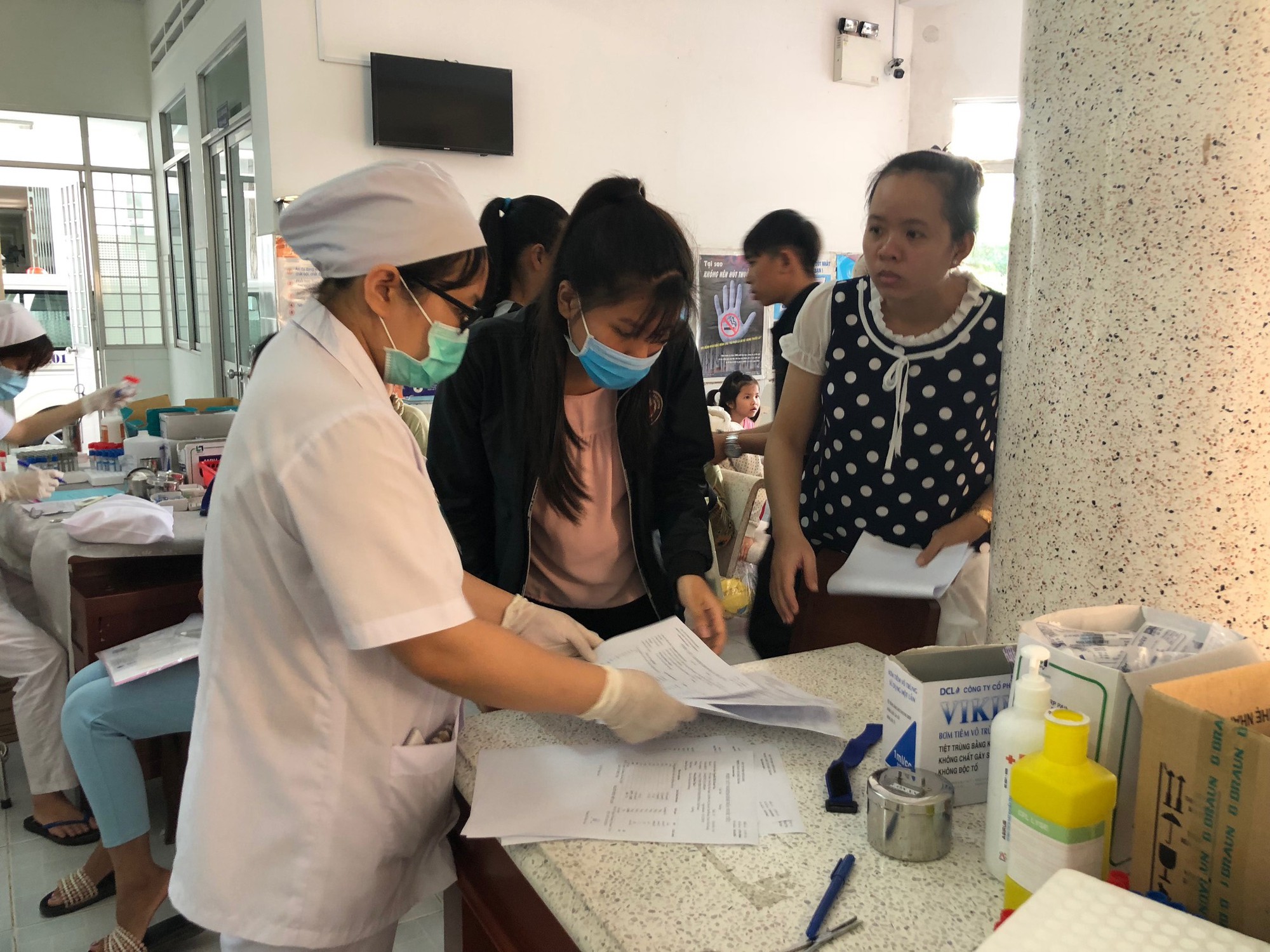 Nặng g&aacute;nh viện ph&iacute; nếu kh&ocirc;ng mua BHYT - Ảnh 1.