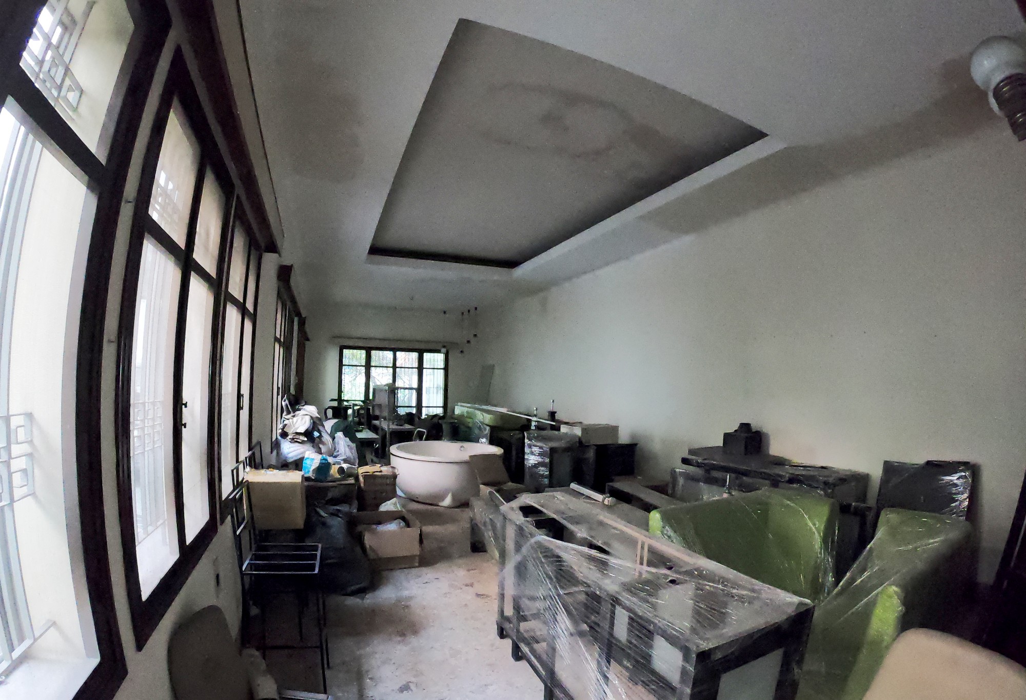 Cận cảnh biệt thự cũ giá triệu USD bỏ hoang giữa trung tâm TP HCM - Ảnh 6.