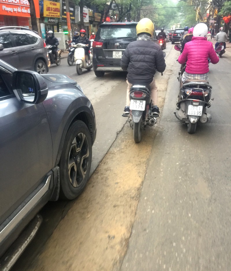 Đường ở H&agrave; Nội bị đ&agrave;o xới g&acirc;y tai nạn, thanh tra giao th&ocirc;ng n&oacute;i g&igrave;? - Ảnh 1.