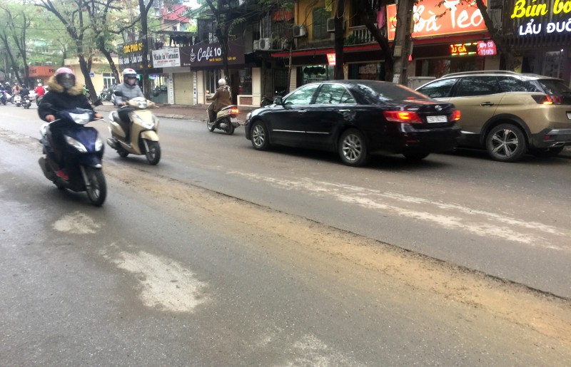 Đường ở Hà Nội bị đào xới gây tai nạn, thanh tra giao thông nói gì?