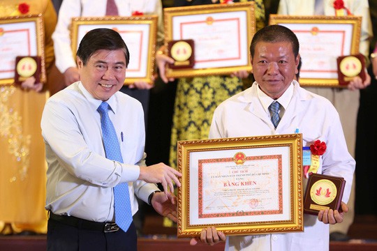Nghe chuyện rơi nước mắt, Ph&oacute; Chủ tịch nước tặng ngay 50 triệu đồng - Ảnh 1.