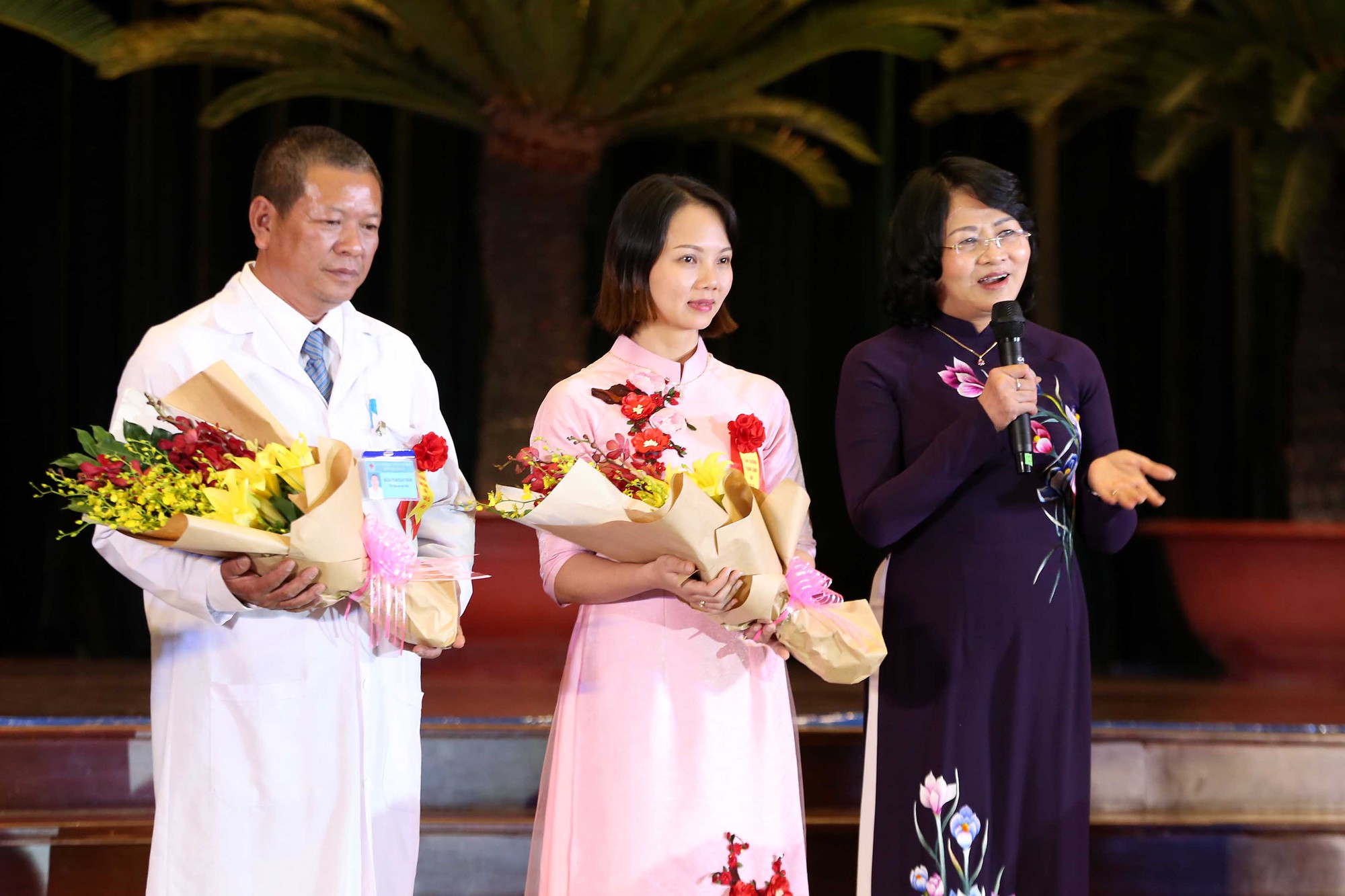 Nghe chuyện rơi nước mắt, Phó Chủ tịch nước tặng ngay 50 triệu đồng