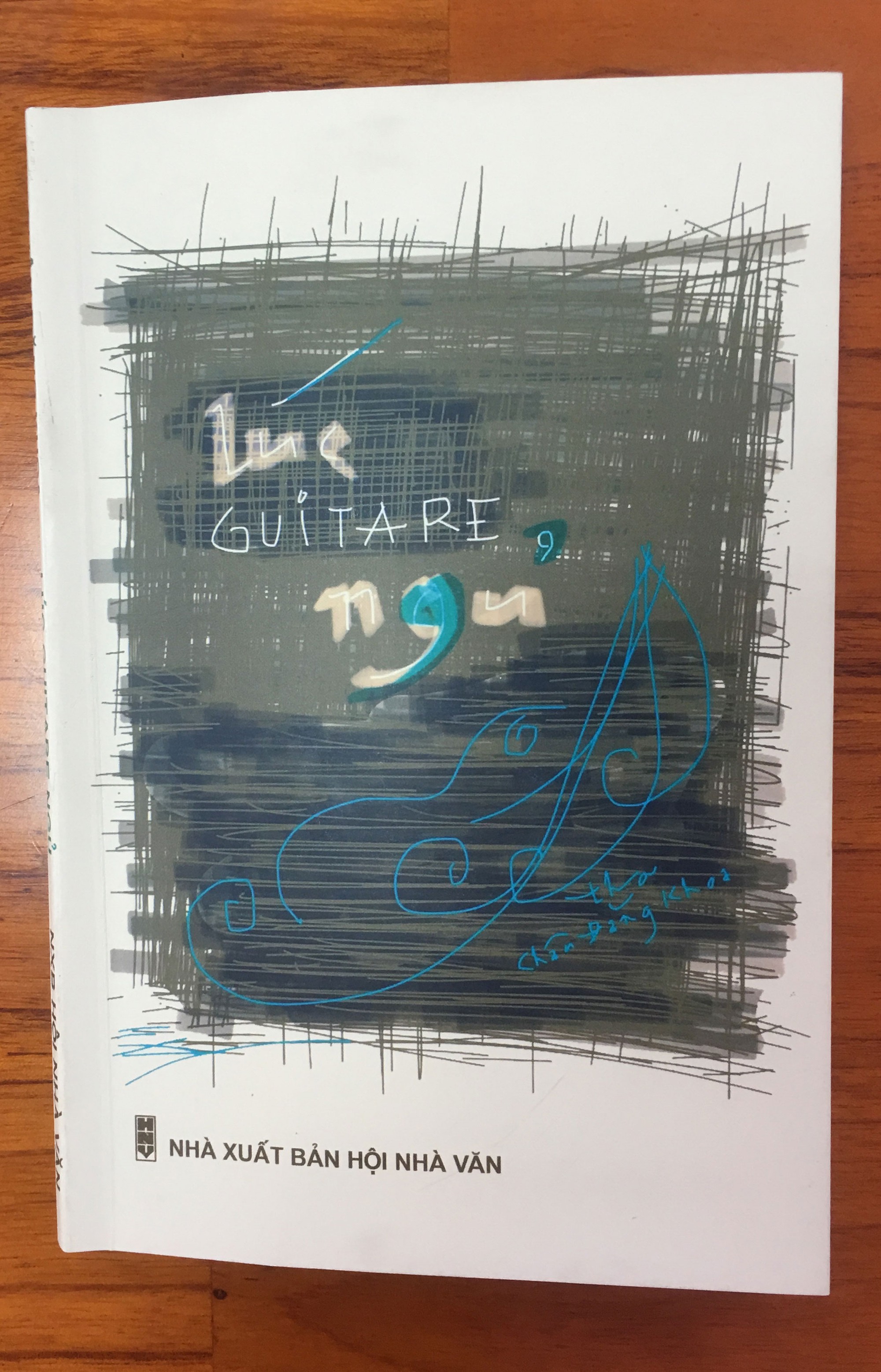 Ch&acirc;u Đăng Khoa viết l&uacute;c guitare ngủ - Ảnh 1.